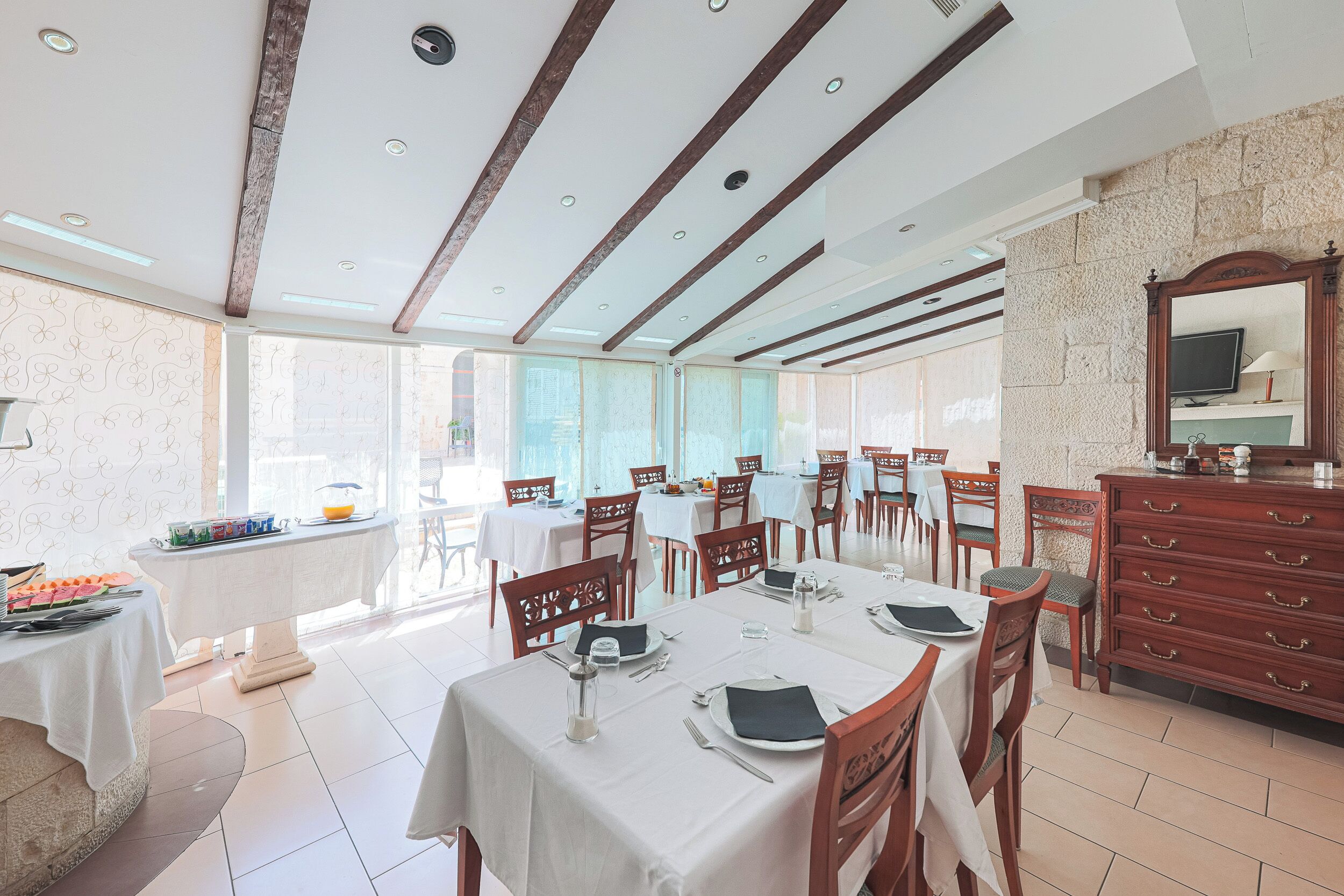 Daily continental breakfast (EUR 15.00 per person)