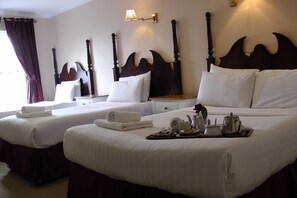 Triple Room | Desk, iron/ironing board, free WiFi - Shamrock Inn Hotel (Lahinch)