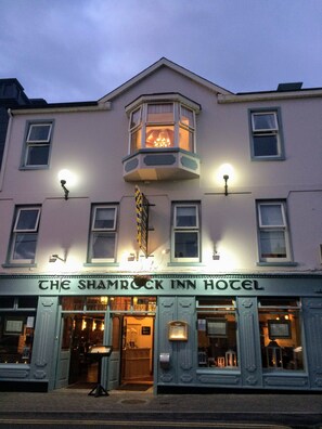Front of property - evening/night - Shamrock Inn Hotel (Lahinch)