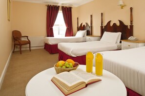 Triple Room | Desk, iron/ironing board, free WiFi - Shamrock Inn Hotel (Lahinch)