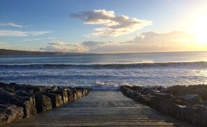 بالقرب من الشاطئ