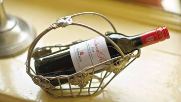 Una bottiglia di vino in un cesto di fili decorativo.