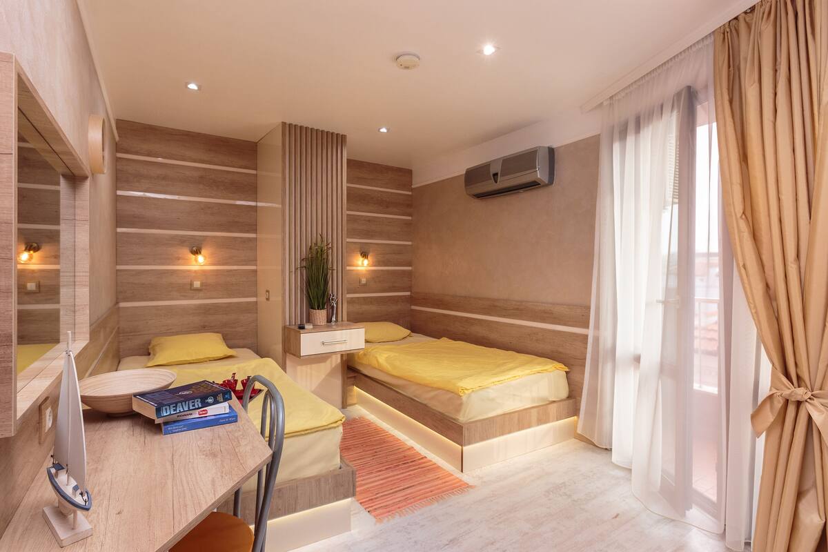 Twin Room | Desk, soundproofing, WiFi (free), individually decorated