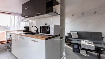 Deluxe Studio Suite, City View | Dapur pribadi | Lemari es, microwave di ruangan umum, dan ketel listrik