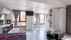 Deluxe Studio Suite, City View | Área de sala de estar