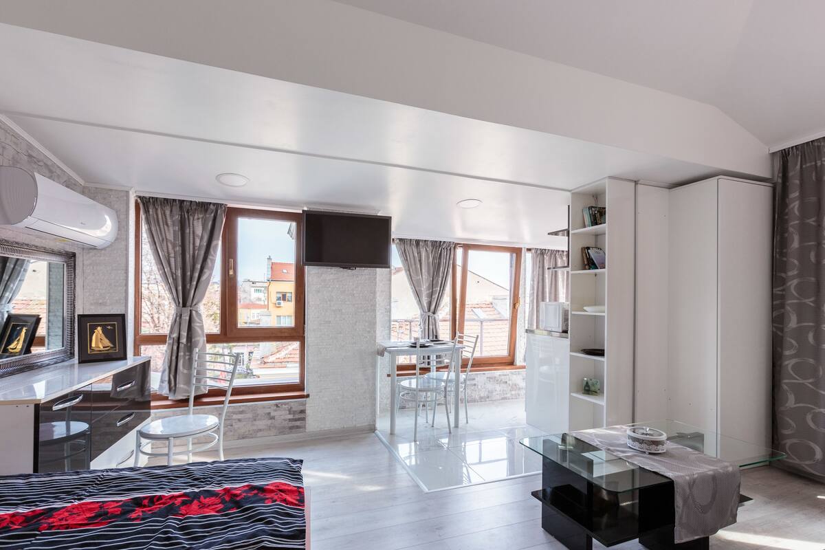 Deluxe Studio Suite, City View | Living area | Plasma TV