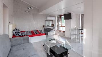 Deluxe Studio Suite, City View | Individuell dekoriert, Schreibtisch, schallisolierte Zimmer
