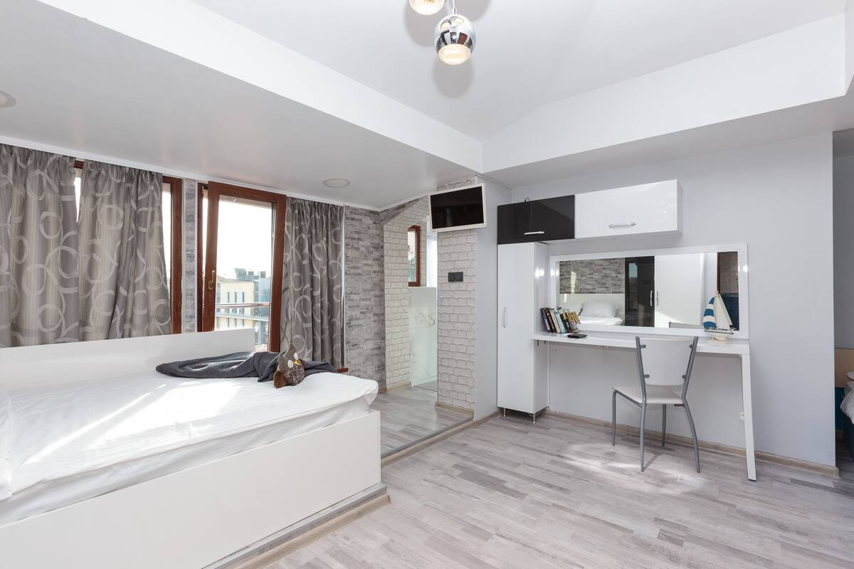  Luxury Triple Room, City View | Living area | Plasma TV
