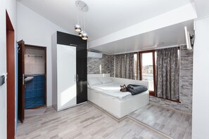 Luxury Triple Room, City View | Individuell dekoriert, Schreibtisch, schallisolierte Zimmer