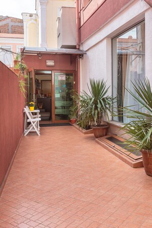 Voorkant accommodatie - avond/nacht