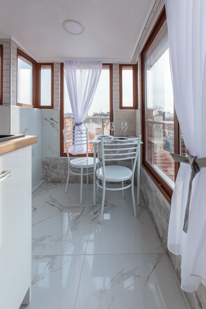 Luxury Triple Room, City View | Private kitchen | Fridge, microwave, electric kettle - Guest House Fotinov (Burgas)