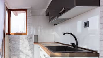 Luxury Triple Room, City View | Dapur pribadi | Lemari es, microwave di ruangan umum, dan ketel listrik