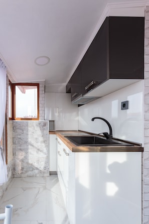 Standaard kamer | Privékeuken | Een koelkast, een microgolfoven, een waterkoker