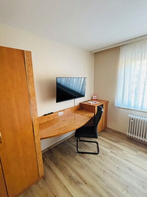 Triple Room | Hypo-allergenic bedding, in-room safe, desk, blackout drapes - Europa (Pforzheim)