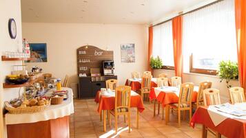 Tägliches Frühstücksbuffet gegen Gebühr