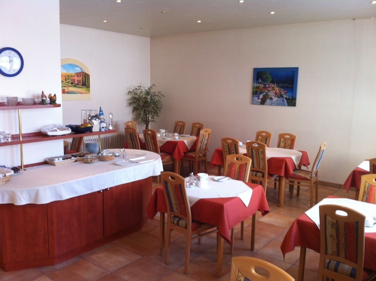 Tägliches Frühstücksbuffet (7 EUR pro Person)