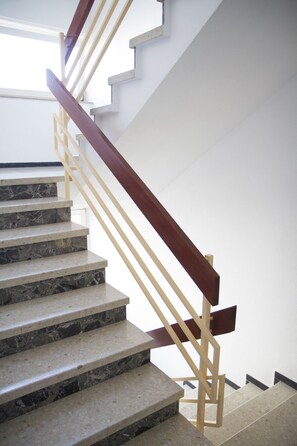 ห้องดับเบิล | เครื่องนอนป้องกันสารก่อภูมิแพ้, ตู้นิรภัยในห้องพัก, โต๊ะทำงาน