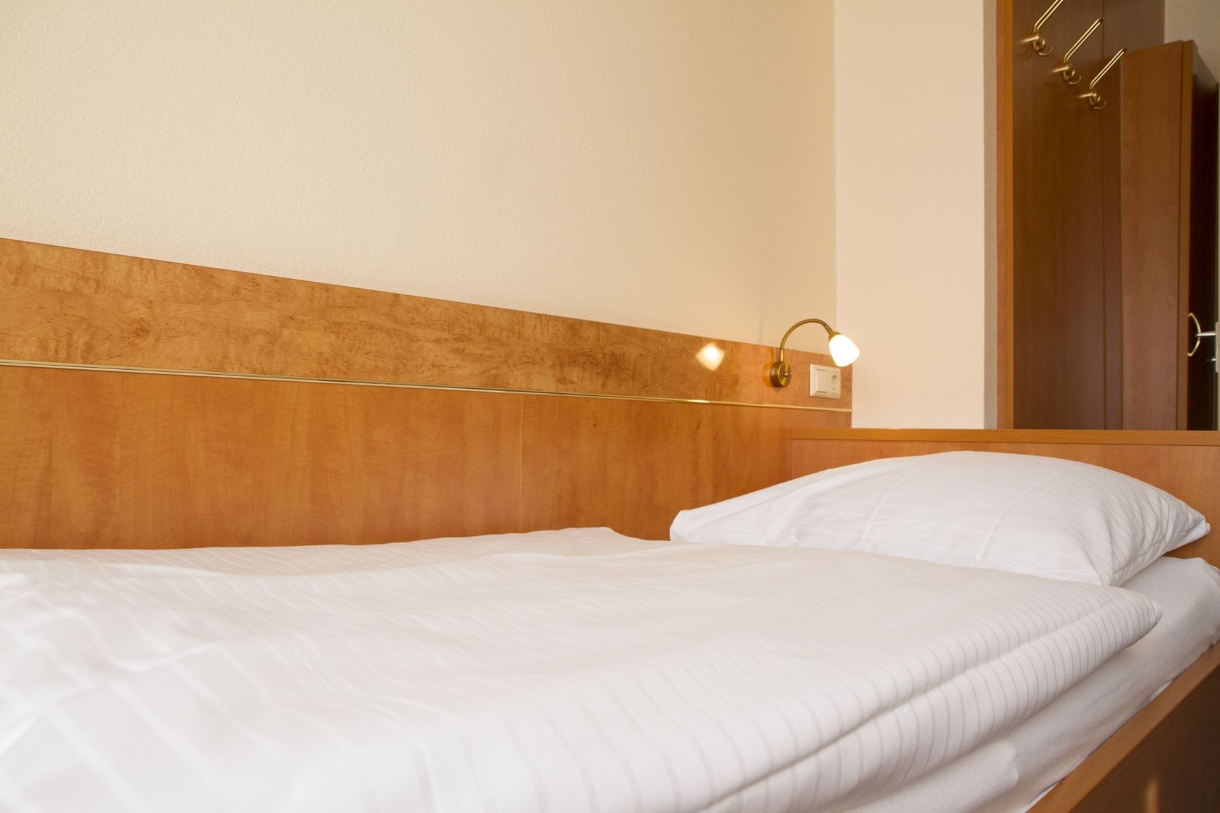 Habitación doble | Ropa de cama hipoalergénica, caja fuerte, escritorio y cortinas opacas