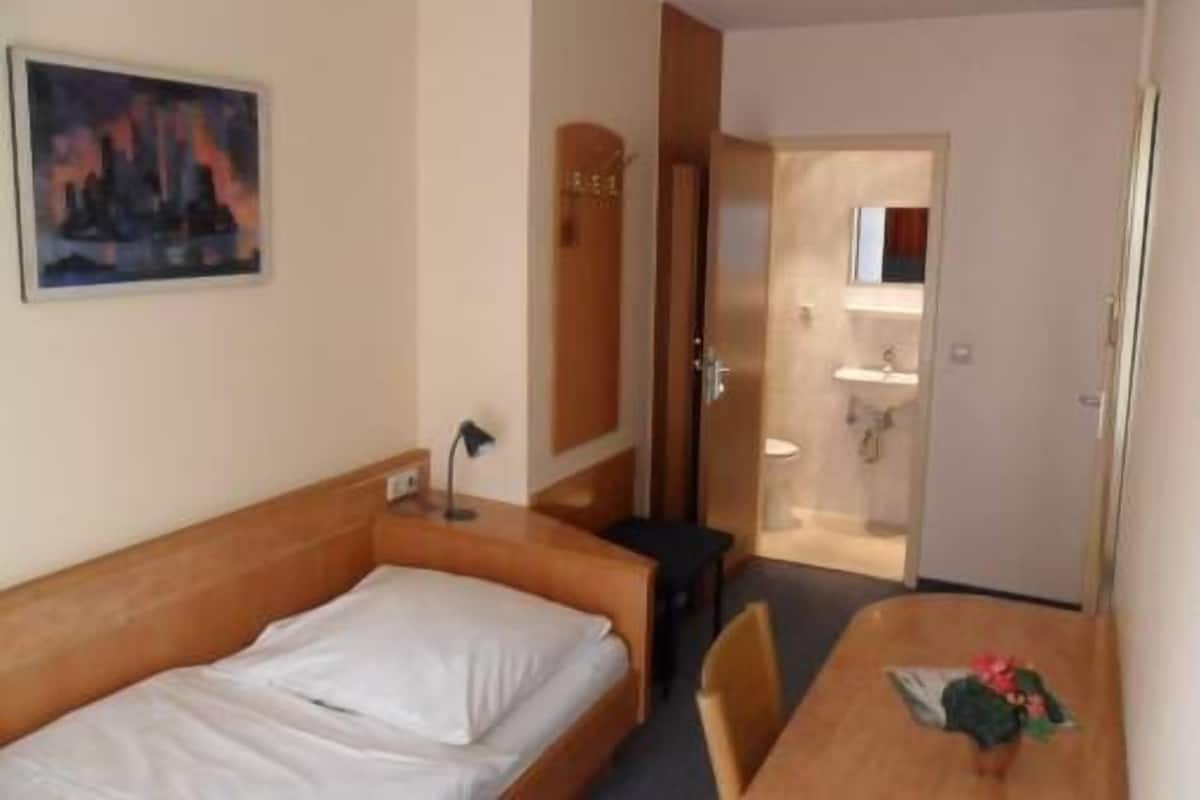 Eenpersoonskamer | Hypoallergeen beddengoed, een kluis op de kamer, een bureau