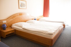 ملاءات للفراش لا تسبب الحساسية وخزنة داخل الغرفة ومكتب وستائر تعتيم