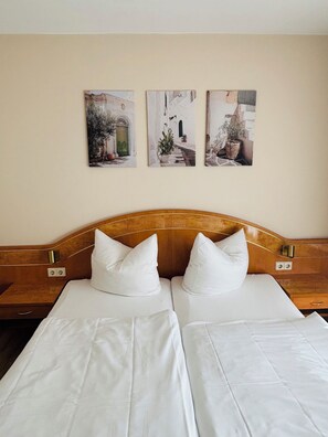 Hypo-allergenic bedding, in-room safe, desk, blackout curtains - Europa (Pforzheim)