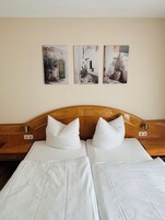 Hypo-allergenic bedding, in-room safe, desk, blackout curtains