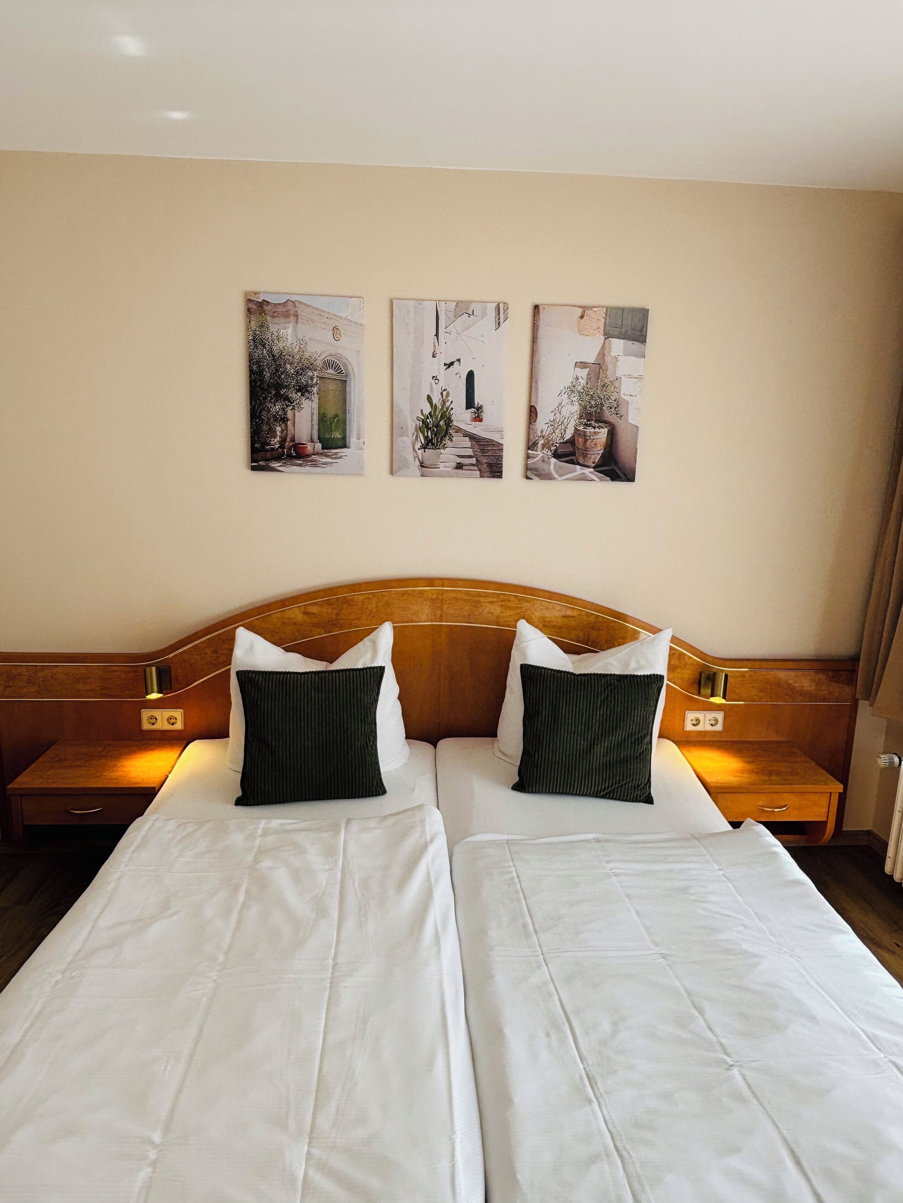 Allergikerbettwaren, Zimmersafe, Schreibtisch, Verdunkelungsvorhänge