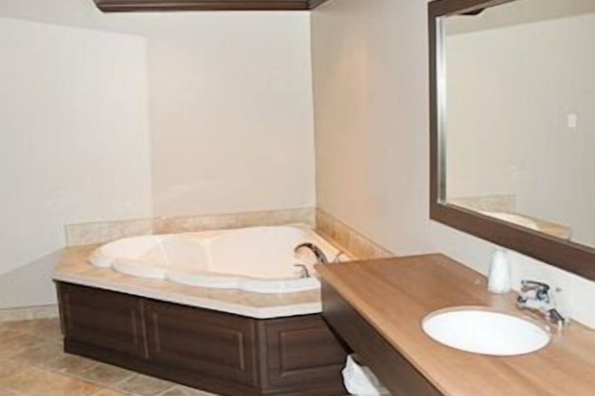 deluxe room, 1 king bed | jetted bathtub
