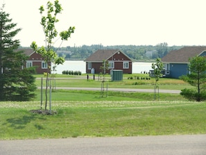 Rivi taloja, taustalla järvi.