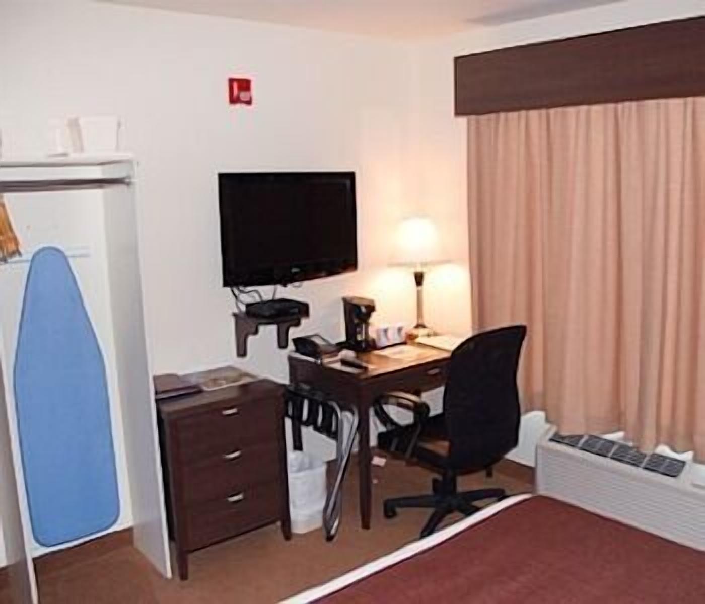 classic room, 1 queen bed | living area | lcd tv