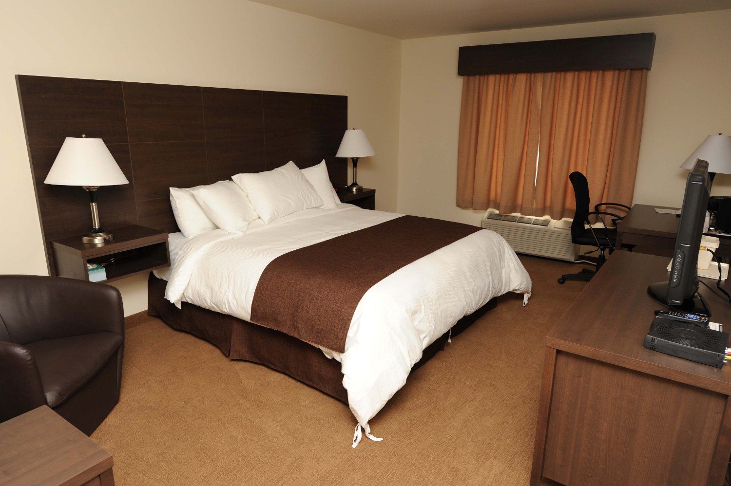 classic room, 1 king bed | desk, iron/ironing board, free wifi, bed sheets