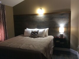 經典客房, 1 張特大雙人床, 防過敏 | 書桌、熨斗/熨衫板、免費 Wi-Fi、床單