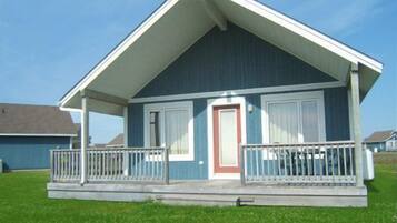 Chalet, 2 habitaciones, para no fumadores, vista parcial al mar | Escritorio, tabla de planchar con plancha, wifi gratis y ropa de cama