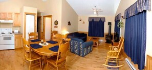 Chalet, 2 Schlafzimmer, Nichtraucher, eingeschränkter Meerblick | Wohnbereich | LCD-Fernseher
