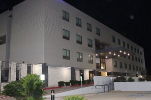 Vista frontal de la propiedad por la tarde o noche