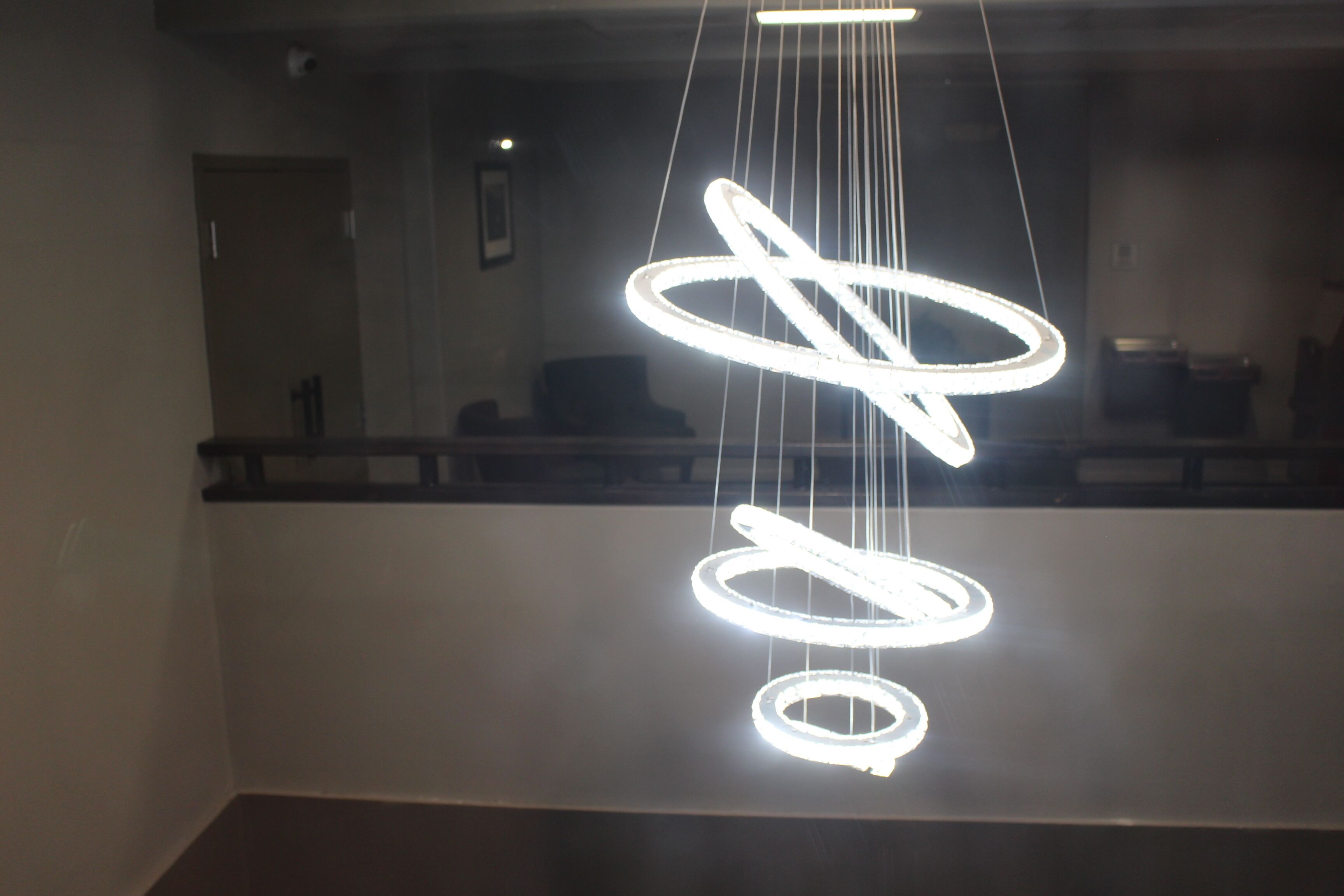 Een modern interieur met een opvallende lamp aan het plafond.