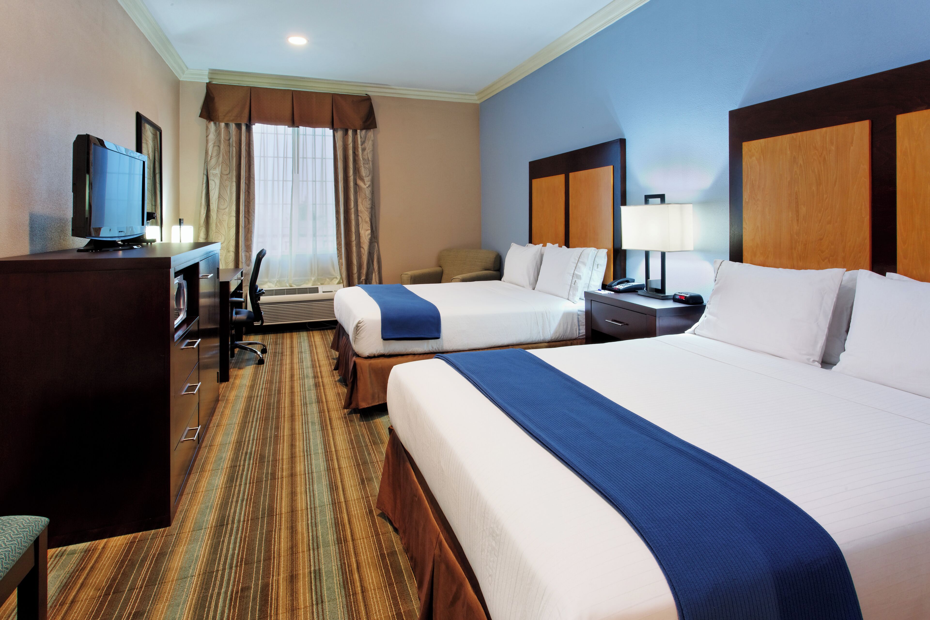 Kamar Standar, 2 Tempat Tidur Queen (Extra Floor Space) | Seprai antialergi, meja kerja, dan ruang kerja ramah laptop