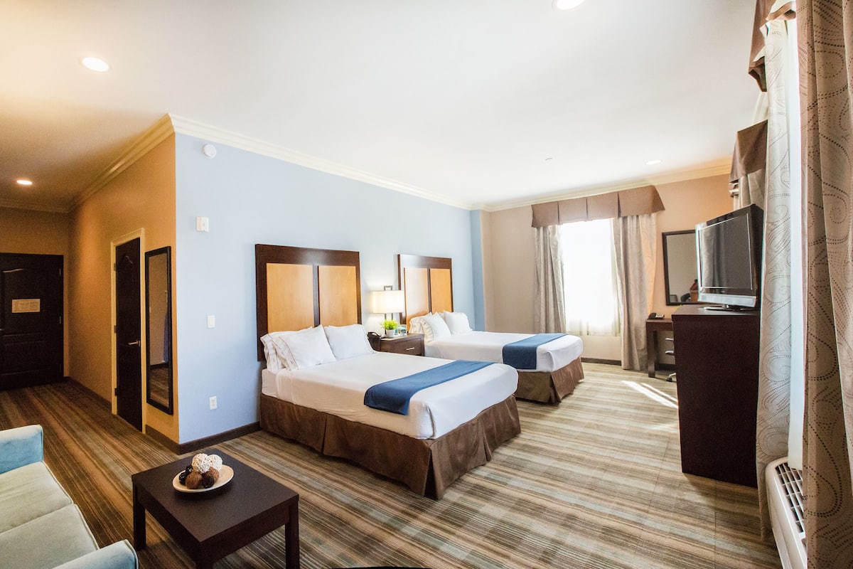 1 bedroom, hypo-allergenic bedding, desk, laptop workspace