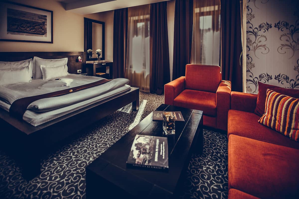 Premium-suite | Premium-sengetøj, minibar, pengeskab på værelset, skrivebord