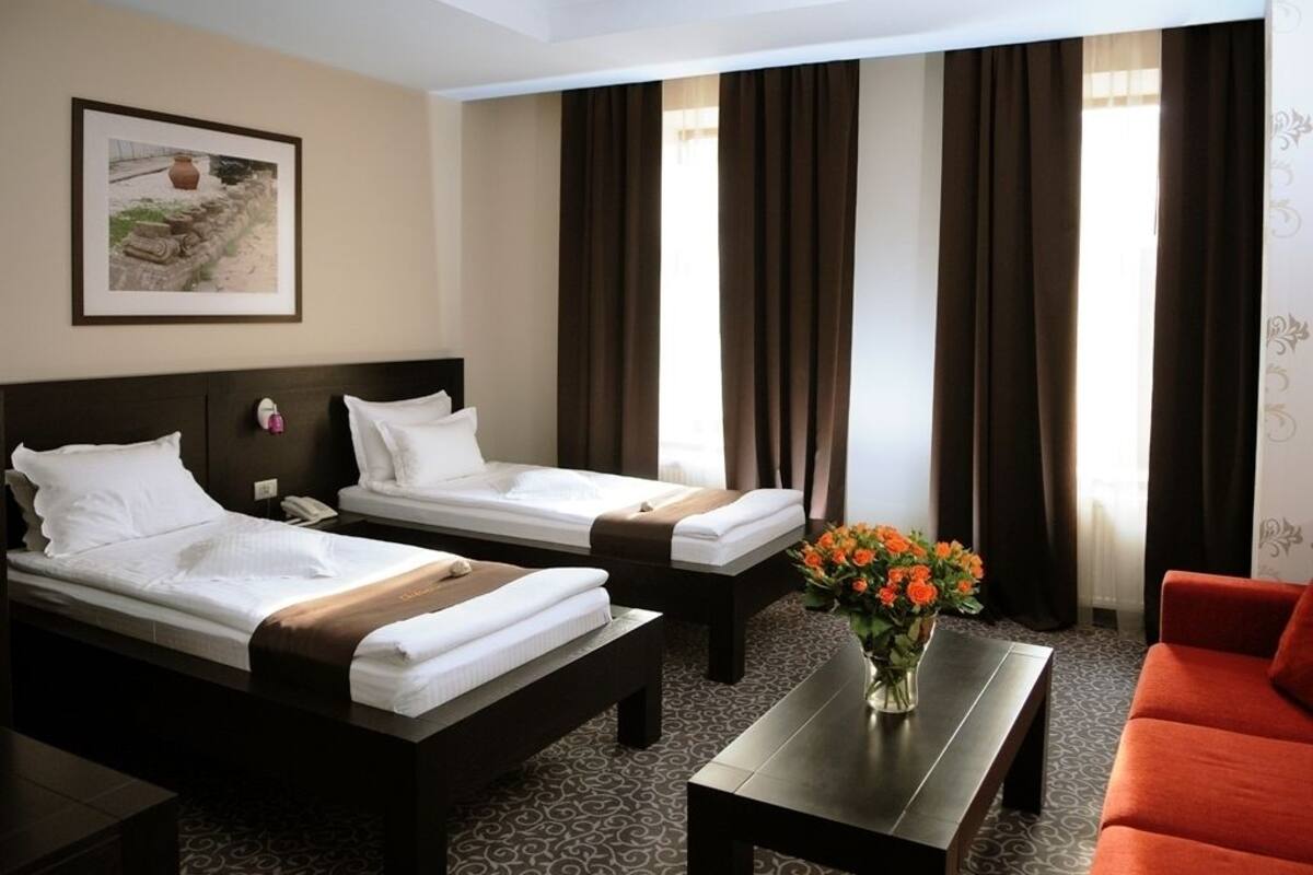 deluxe twin room single occupancy | premium bedding, minibar, in-room safe, desk