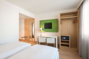 Roupas de cama antialérgicas, cofres nos quartos, escrivaninha