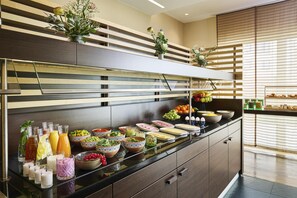 A buffet setup with various food items and beverages. - NH Berlin Potsdamer Platz (Berlin)