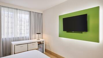 Hypo-allergenic bedding, in-room safe, desk, laptop workspace