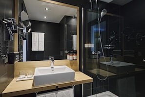 Shower, eco-friendly toiletries, hair dryer, towels - NH Berlin Potsdamer Platz (Berlin)