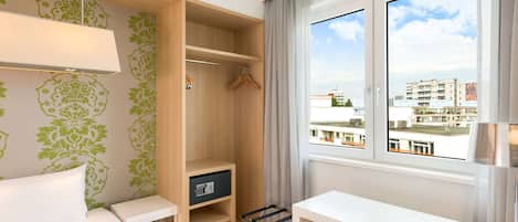 Habitación individual estándar | Ropa de cama hipoalergénica y caja de seguridad en la habitación