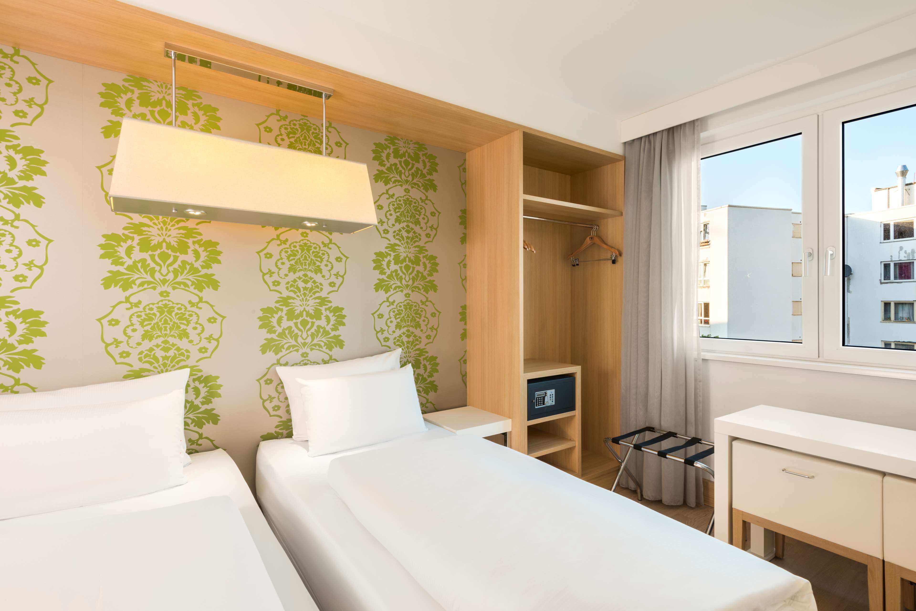 hypo-allergenic bedding, in-room safe, desk, laptop workspace