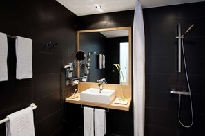 Regadera, amenidades de baño ecológicas, secadora de cabello, toallas 