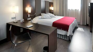 Een minibar, een kluis op de kamer, een bureau, verduisterende gordijnen