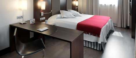 Minibaari, tallelokero huoneessa, työpöytä, pimennysverhot