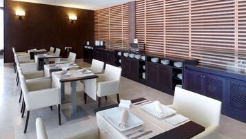 Dagelijks ontbijtbuffet (EUR 13 per persoon)